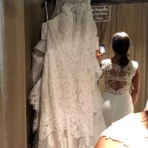 Brand new never been worn wedding dress
